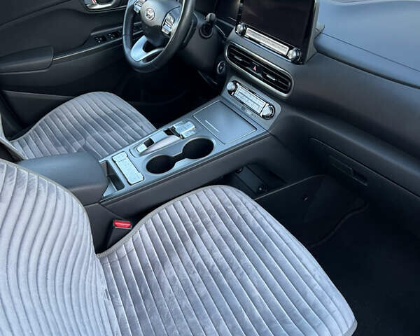 Черный Хендай Kona, объемом двигателя 0 л и пробегом 148 тыс. км за 18700 $, фото 3 на Automoto.ua