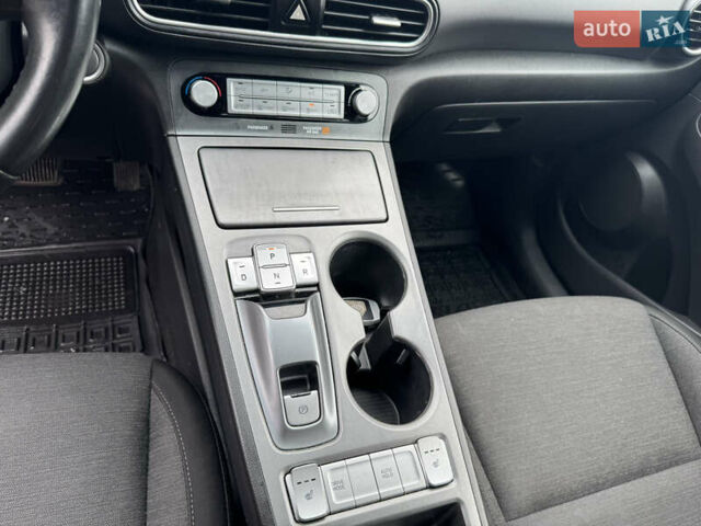 Черный Хендай Kona, объемом двигателя 0 л и пробегом 82 тыс. км за 15300 $, фото 14 на Automoto.ua