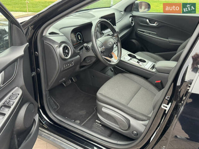 Черный Хендай Kona, объемом двигателя 0 л и пробегом 64 тыс. км за 17500 $, фото 7 на Automoto.ua