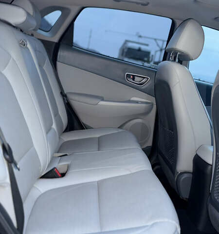 Черный Хендай Kona, объемом двигателя 0 л и пробегом 100 тыс. км за 17999 $, фото 6 на Automoto.ua