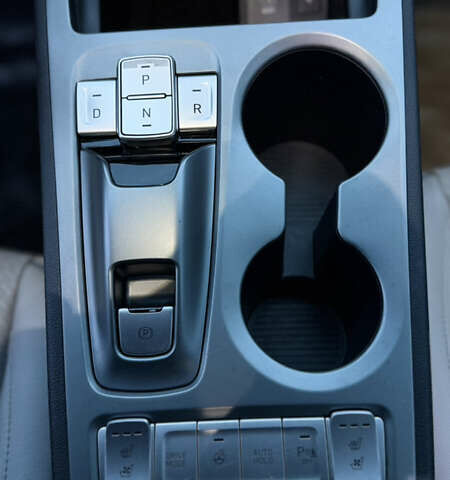 Черный Хендай Kona, объемом двигателя 0 л и пробегом 100 тыс. км за 17999 $, фото 13 на Automoto.ua