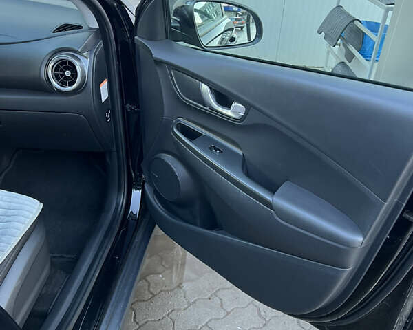 Черный Хендай Kona, объемом двигателя 0 л и пробегом 148 тыс. км за 18700 $, фото 4 на Automoto.ua