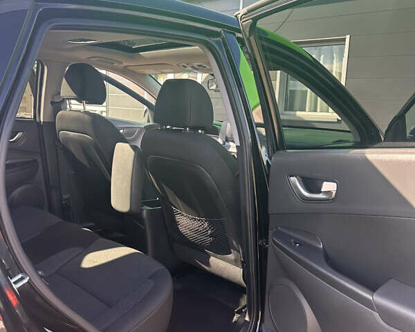 Черный Хендай Kona, объемом двигателя 0 л и пробегом 42 тыс. км за 18500 $, фото 23 на Automoto.ua