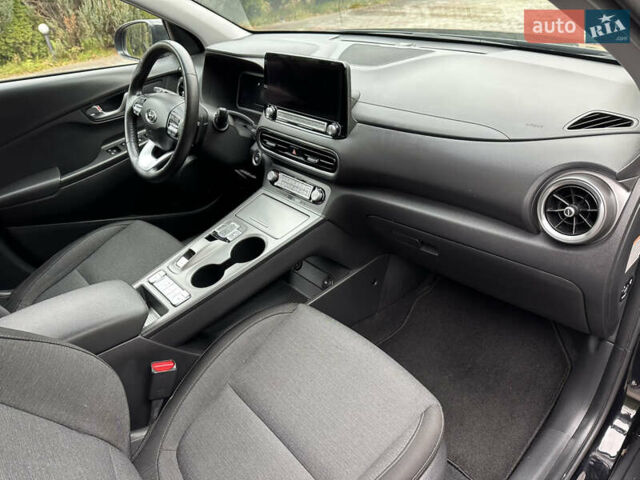 Чорний Хендай Kona, об'ємом двигуна 0 л та пробігом 54 тис. км за 16800 $, фото 24 на Automoto.ua