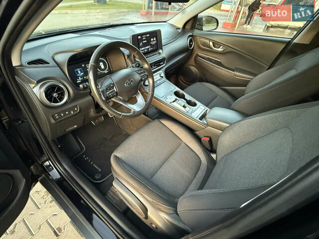 Черный Хендай Kona, объемом двигателя 0 л и пробегом 22 тыс. км за 16999 $, фото 16 на Automoto.ua