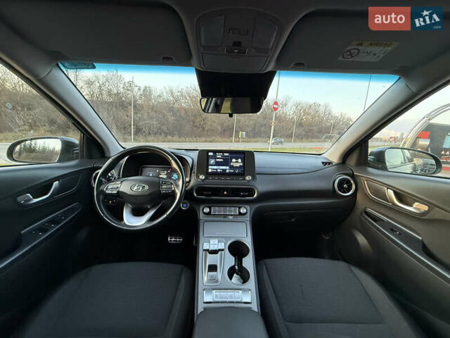Черный Хендай Kona, объемом двигателя 0 л и пробегом 22 тыс. км за 16999 $, фото 3 на Automoto.ua