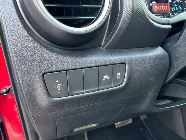 Красный Хендай Kona, объемом двигателя 2 л и пробегом 179 тыс. км за 13500 $, фото 14 на Automoto.ua