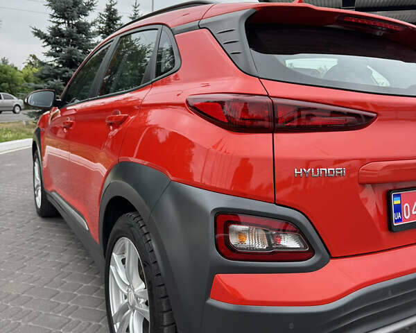 Красный Хендай Kona, объемом двигателя 0 л и пробегом 99 тыс. км за 16900 $, фото 4 на Automoto.ua
