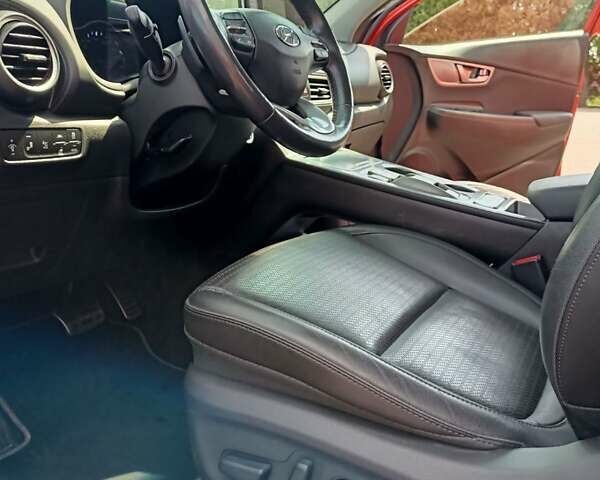 Красный Хендай Kona, объемом двигателя 0 л и пробегом 110 тыс. км за 17999 $, фото 3 на Automoto.ua