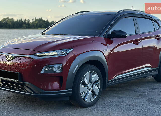 Красный Хендай Kona, объемом двигателя 0 л и пробегом 153 тыс. км за 15999 $, фото 3 на Automoto.ua