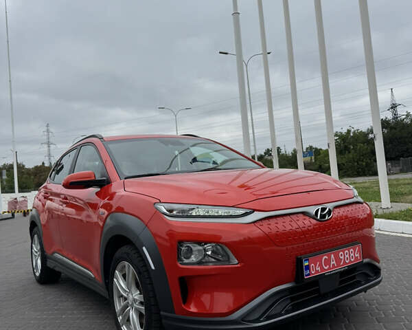Красный Хендай Kona, объемом двигателя 0 л и пробегом 99 тыс. км за 16900 $, фото 3 на Automoto.ua
