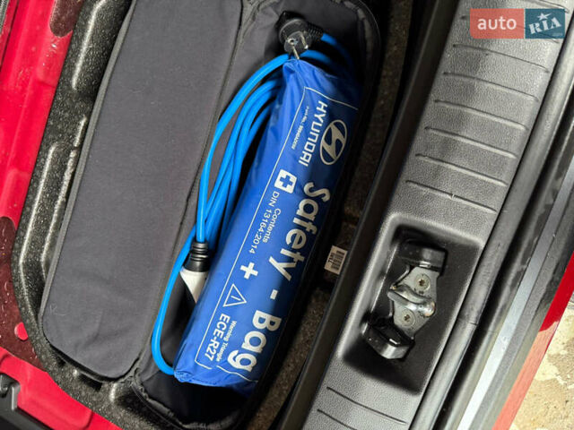 Красный Хендай Kona, объемом двигателя 0 л и пробегом 90 тыс. км за 14000 $, фото 10 на Automoto.ua