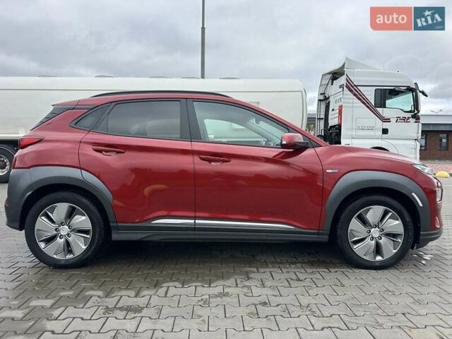 Красный Хендай Kona, объемом двигателя 0 л и пробегом 110 тыс. км за 16700 $, фото 6 на Automoto.ua