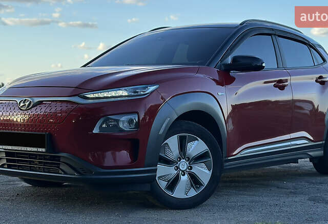 Красный Хендай Kona, объемом двигателя 0 л и пробегом 153 тыс. км за 15999 $, фото 1 на Automoto.ua