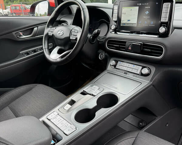 Красный Хендай Kona, объемом двигателя 0 л и пробегом 99 тыс. км за 16900 $, фото 23 на Automoto.ua