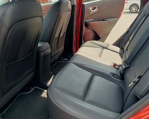 Красный Хендай Kona, объемом двигателя 0 л и пробегом 110 тыс. км за 17999 $, фото 2 на Automoto.ua