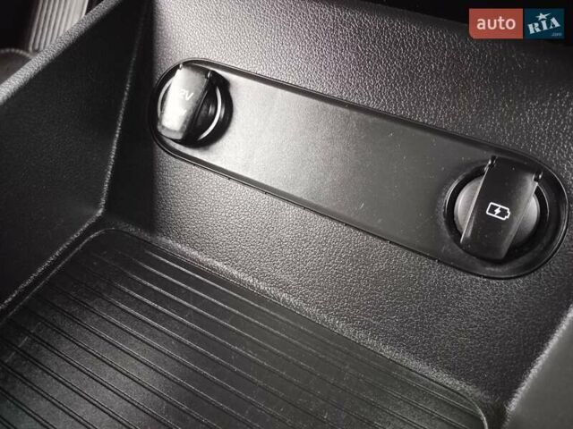 Червоний Хендай Kona, об'ємом двигуна 0 л та пробігом 156 тис. км за 16850 $, фото 27 на Automoto.ua