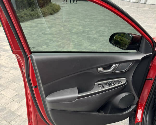 Красный Хендай Kona, объемом двигателя 0 л и пробегом 93 тыс. км за 18200 $, фото 7 на Automoto.ua