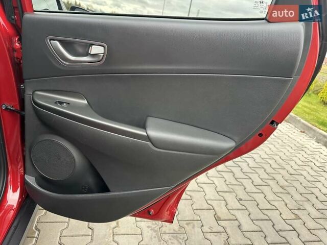 Красный Хендай Kona, объемом двигателя 0 л и пробегом 110 тыс. км за 16700 $, фото 15 на Automoto.ua