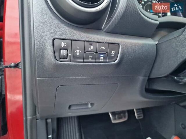 Красный Хендай Kona, объемом двигателя 0 л и пробегом 101 тыс. км за 16200 $, фото 28 на Automoto.ua