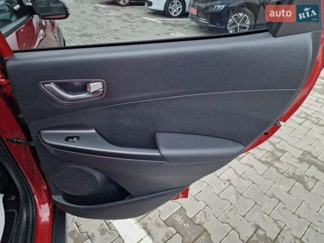 Красный Хендай Kona, объемом двигателя 0 л и пробегом 101 тыс. км за 16200 $, фото 43 на Automoto.ua