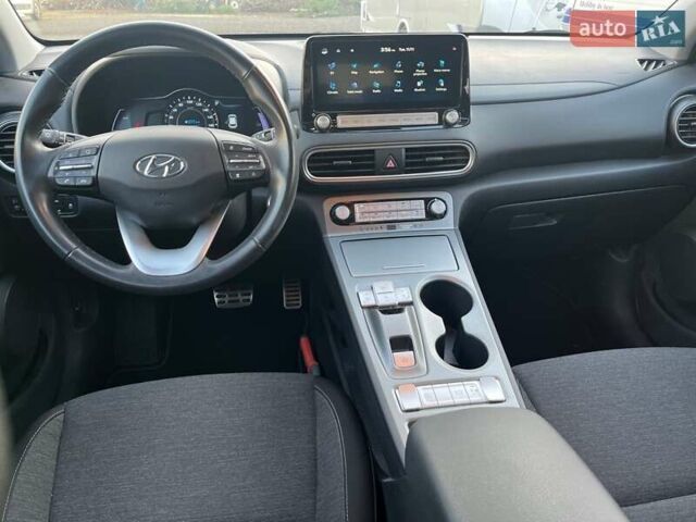 Червоний Хендай Kona, об'ємом двигуна 0 л та пробігом 57 тис. км за 16999 $, фото 20 на Automoto.ua