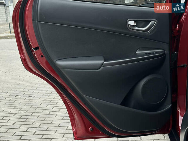 Красный Хендай Kona, объемом двигателя 0 л и пробегом 135 тыс. км за 17990 $, фото 37 на Automoto.ua