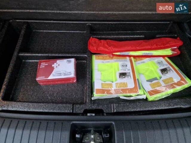 Красный Хендай Kona, объемом двигателя 0 л и пробегом 101 тыс. км за 16200 $, фото 48 на Automoto.ua