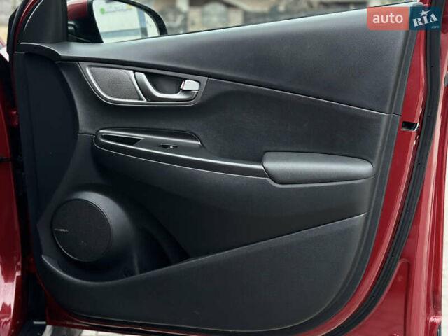 Красный Хендай Kona, объемом двигателя 0 л и пробегом 135 тыс. км за 17990 $, фото 55 на Automoto.ua