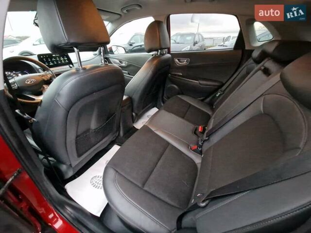 Красный Хендай Kona, объемом двигателя 0 л и пробегом 101 тыс. км за 16200 $, фото 23 на Automoto.ua