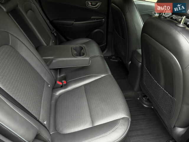 Червоний Хендай Kona, об'ємом двигуна 0 л та пробігом 80 тис. км за 18800 $, фото 29 на Automoto.ua