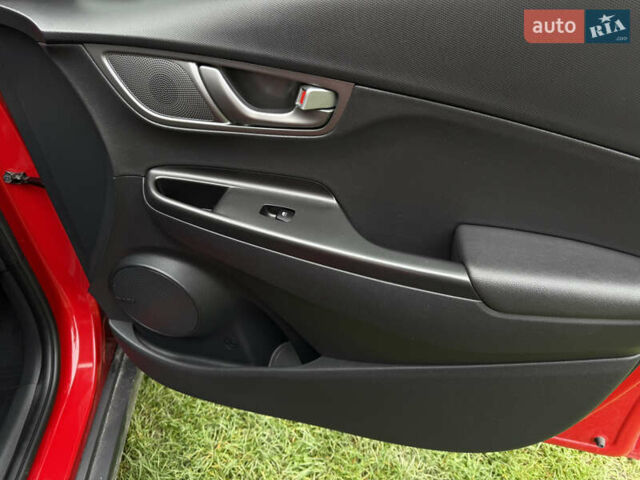 Червоний Хендай Kona, об'ємом двигуна 0 л та пробігом 80 тис. км за 18800 $, фото 30 на Automoto.ua