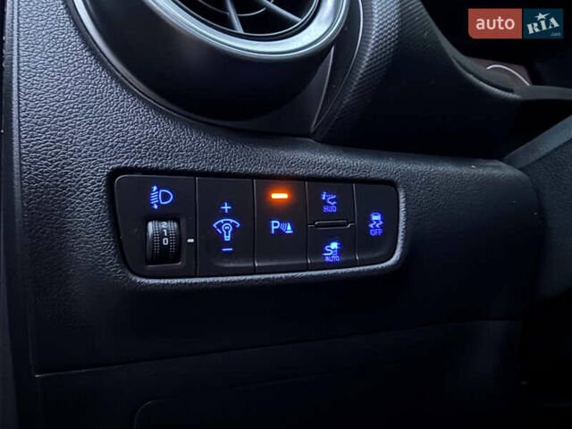 Червоний Хендай Kona, об'ємом двигуна 0 л та пробігом 104 тис. км за 20999 $, фото 30 на Automoto.ua