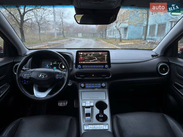 Червоний Хендай Kona, об'ємом двигуна 0 л та пробігом 104 тис. км за 20999 $, фото 15 на Automoto.ua