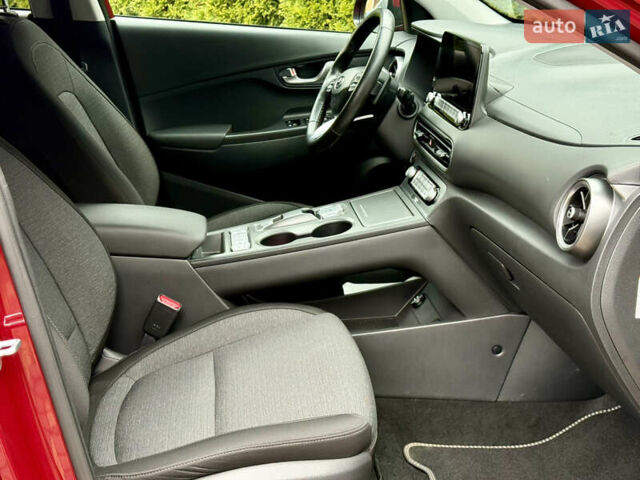 Красный Хендай Kona, объемом двигателя 0 л и пробегом 42 тыс. км за 17300 $, фото 24 на Automoto.ua