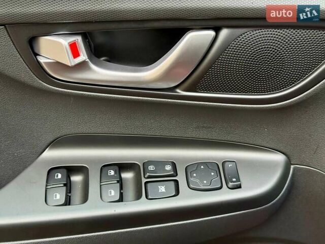 Красный Хендай Kona, объемом двигателя 0 л и пробегом 33 тыс. км за 16999 $, фото 16 на Automoto.ua