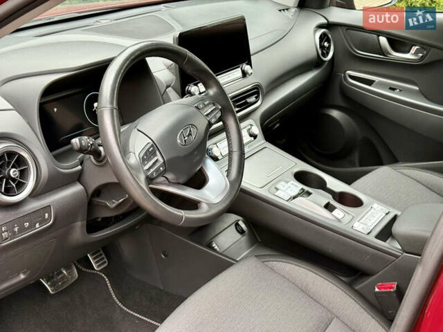 Красный Хендай Kona, объемом двигателя 0 л и пробегом 42 тыс. км за 17300 $, фото 18 на Automoto.ua