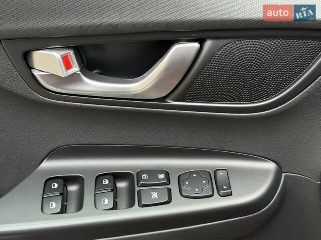 Красный Хендай Kona, объемом двигателя 0 л и пробегом 42 тыс. км за 17300 $, фото 14 на Automoto.ua