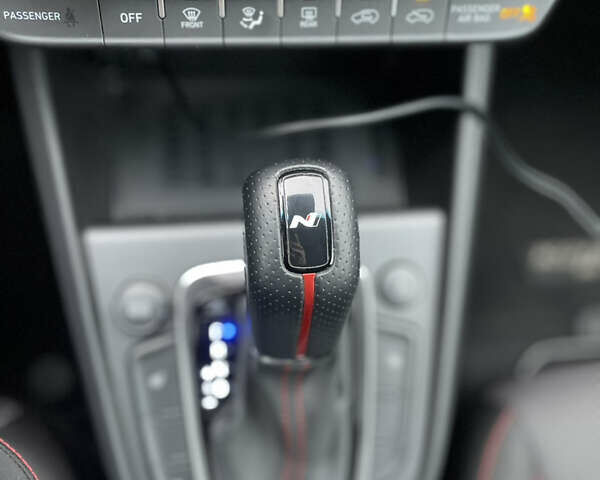 Красный Хендай Kona, объемом двигателя 1.6 л и пробегом 31 тыс. км за 21000 $, фото 17 на Automoto.ua