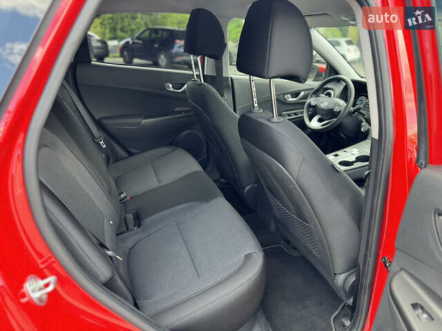 Красный Хендай Kona, объемом двигателя 0 л и пробегом 100 тыс. км за 16700 $, фото 7 на Automoto.ua