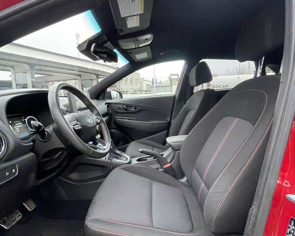 Красный Хендай Kona, объемом двигателя 1.6 л и пробегом 31 тыс. км за 21000 $, фото 8 на Automoto.ua