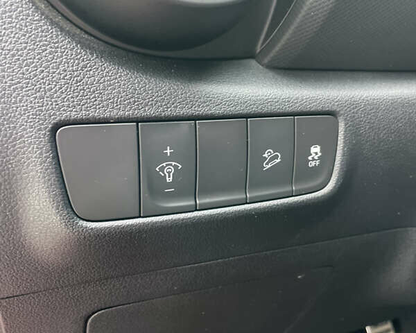 Красный Хендай Kona, объемом двигателя 1.6 л и пробегом 31 тыс. км за 21000 $, фото 14 на Automoto.ua