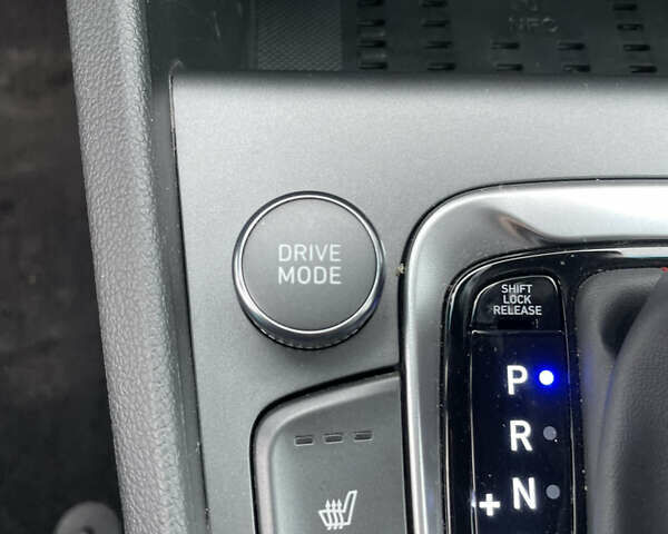 Красный Хендай Kona, объемом двигателя 1.6 л и пробегом 31 тыс. км за 21000 $, фото 13 на Automoto.ua