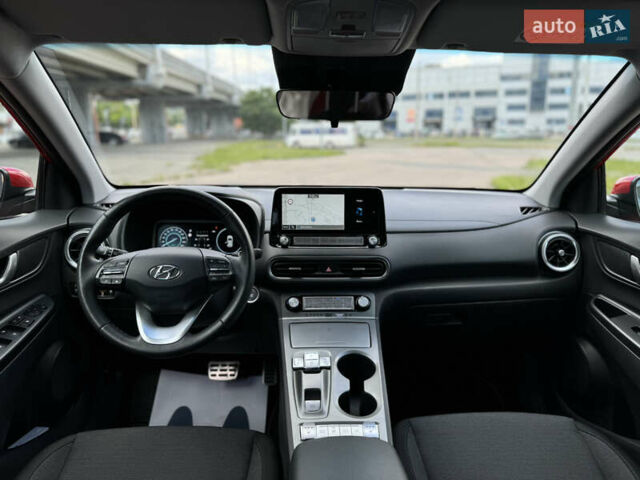 Красный Хендай Kona, объемом двигателя 0 л и пробегом 100 тыс. км за 16700 $, фото 4 на Automoto.ua