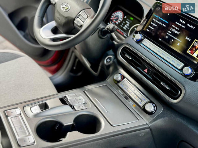 Червоний Хендай Kona, об'ємом двигуна 0 л та пробігом 100 тис. км за 20900 $, фото 98 на Automoto.ua