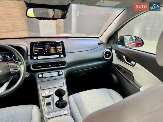 Красный Хендай Kona, объемом двигателя 0 л и пробегом 103 тыс. км за 21400 $, фото 75 на Automoto.ua