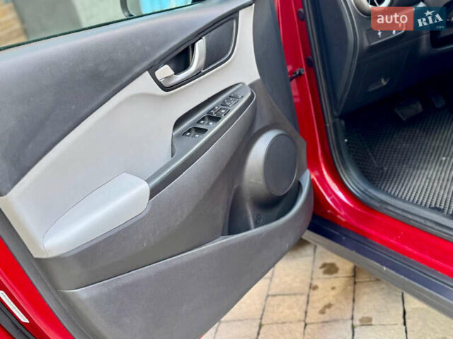 Червоний Хендай Kona, об'ємом двигуна 0 л та пробігом 100 тис. км за 20900 $, фото 71 на Automoto.ua