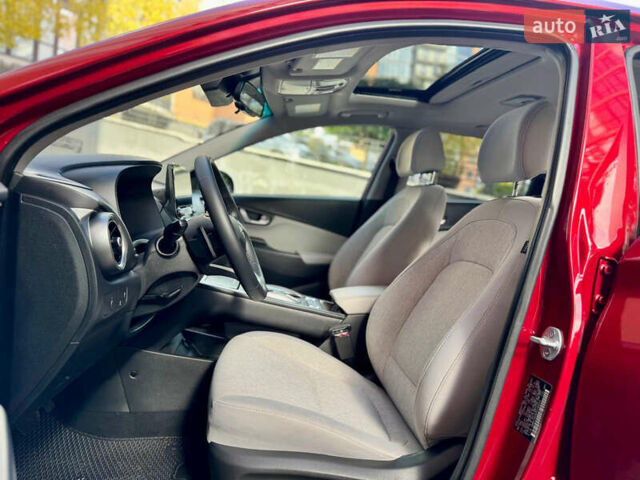 Червоний Хендай Kona, об'ємом двигуна 0 л та пробігом 100 тис. км за 20900 $, фото 81 на Automoto.ua