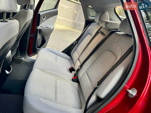 Червоний Хендай Kona, об'ємом двигуна 0 л та пробігом 100 тис. км за 20900 $, фото 64 на Automoto.ua