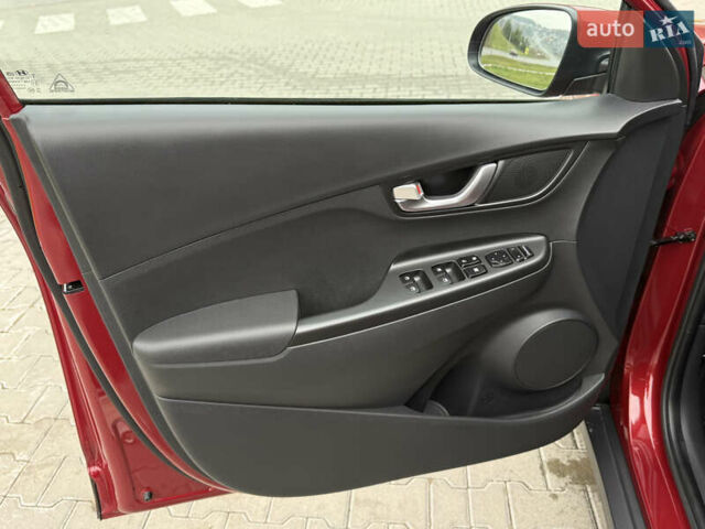 Червоний Хендай Kona, об'ємом двигуна 0 л та пробігом 17 тис. км за 16999 $, фото 15 на Automoto.ua